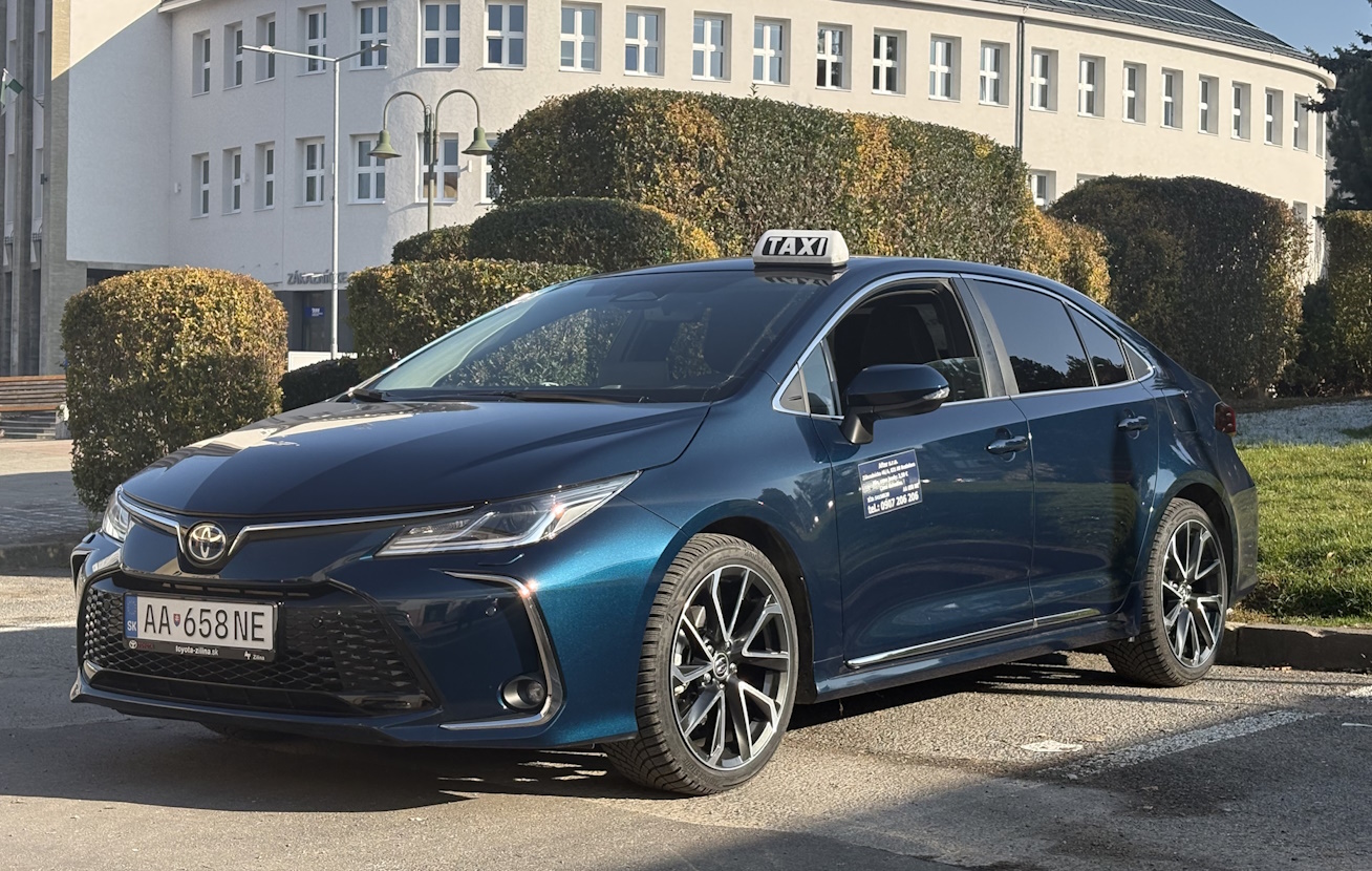 Mesto v noci, svetlá a premávka